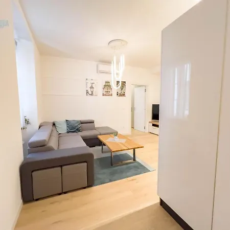 Piazza Della Borsa 3b Tirabora Short Rent アパート トリエステ