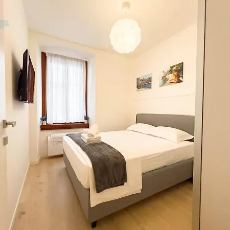 Piazza Della Borsa 3b Tirabora Short Rent Trieste