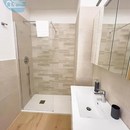 公寓 Piazza Della Borsa 3b Tirabora Short Rent 的里雅斯特